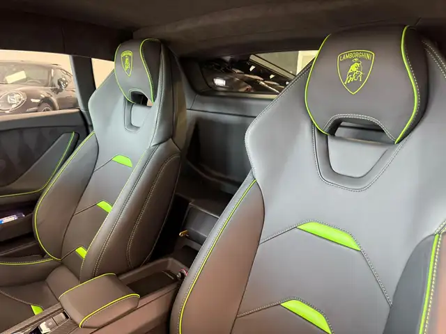 Lamborghini Huracan view 11