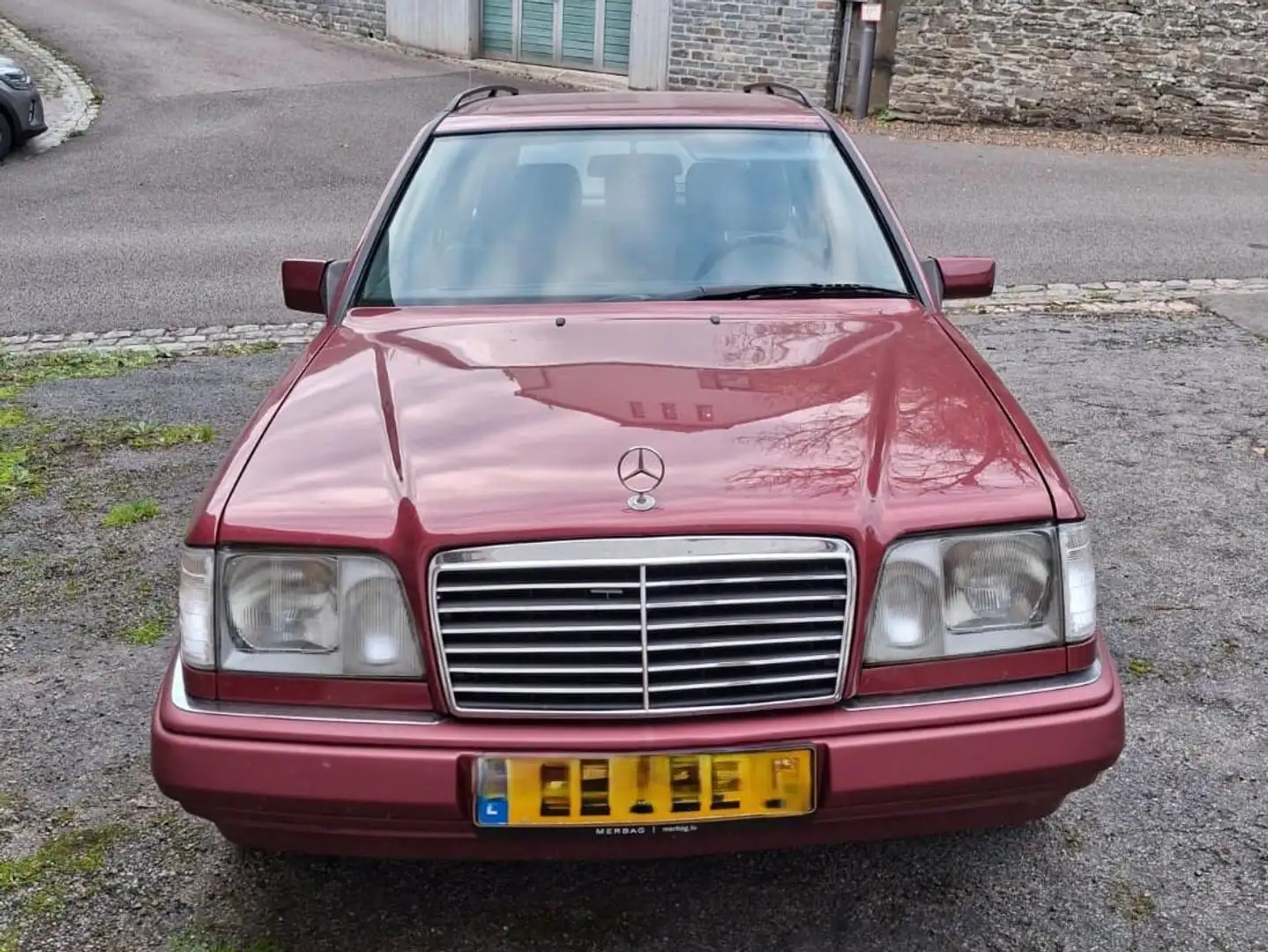 Mercedes-Benz E 220 Rouge - 1