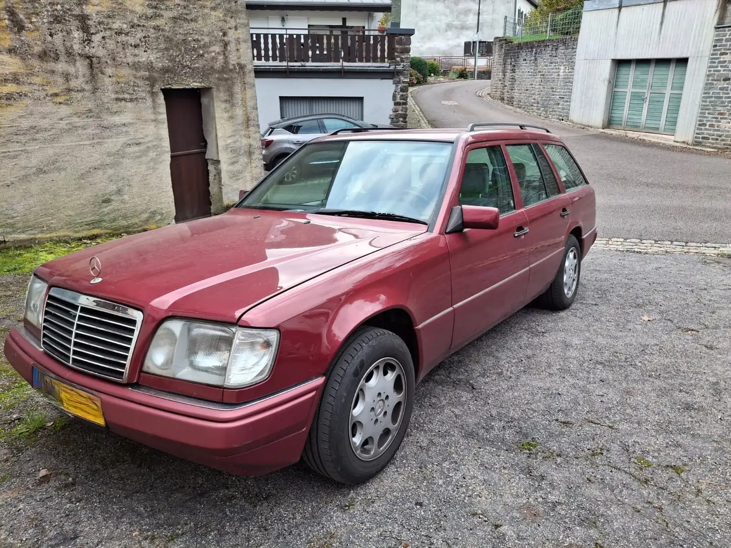 Mercedes-Benz E 220 Rouge - 2