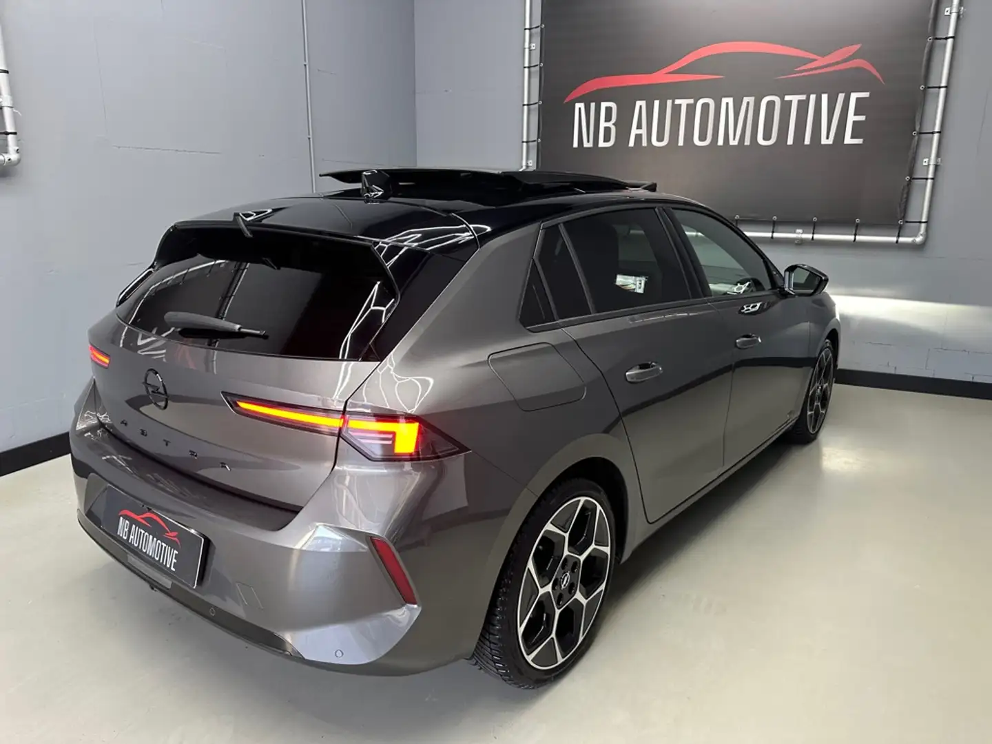 Opel Astra 1.2 Turbo Ultimate PANO 2023 Grijs - 2