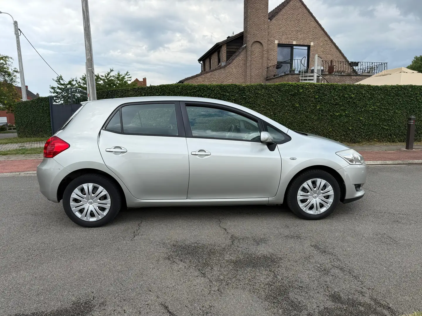 Toyota Auris 1.6i Dual VVT-i Automatique Gri - 1