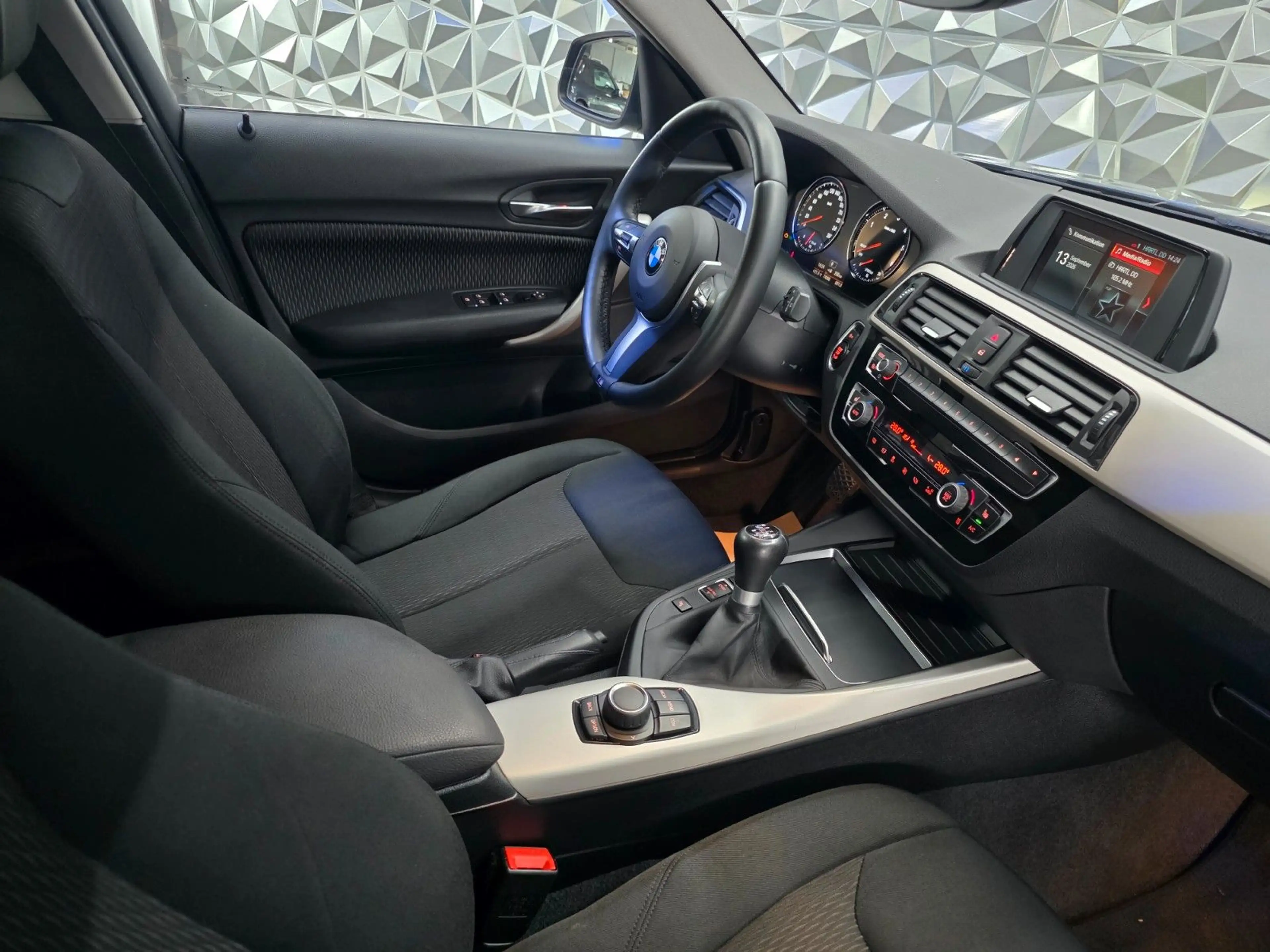 BMW 118 1 Limousine 5-trg. 118 d Advantage — photo 7