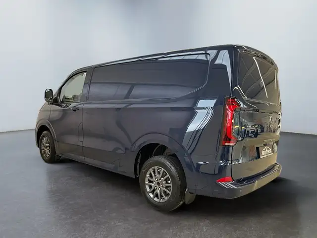 Volkswagen Transporter view 4