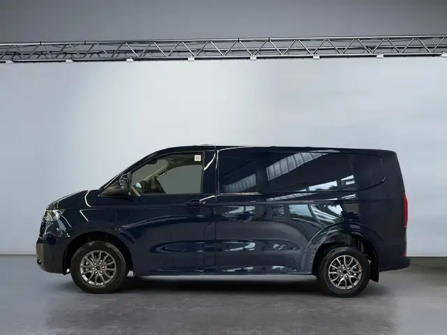 Volkswagen Transporter view 3