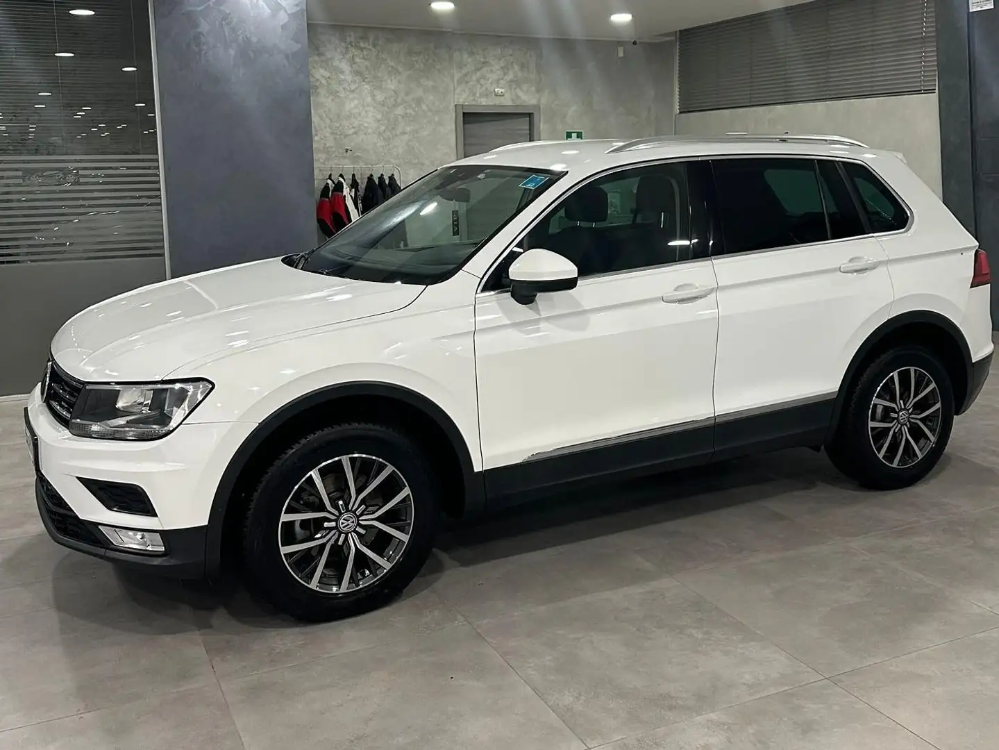 Volkswagen Tiguan Tiguan II 2017 2.0 tdi Executive 150cv dsg Blanc - 2