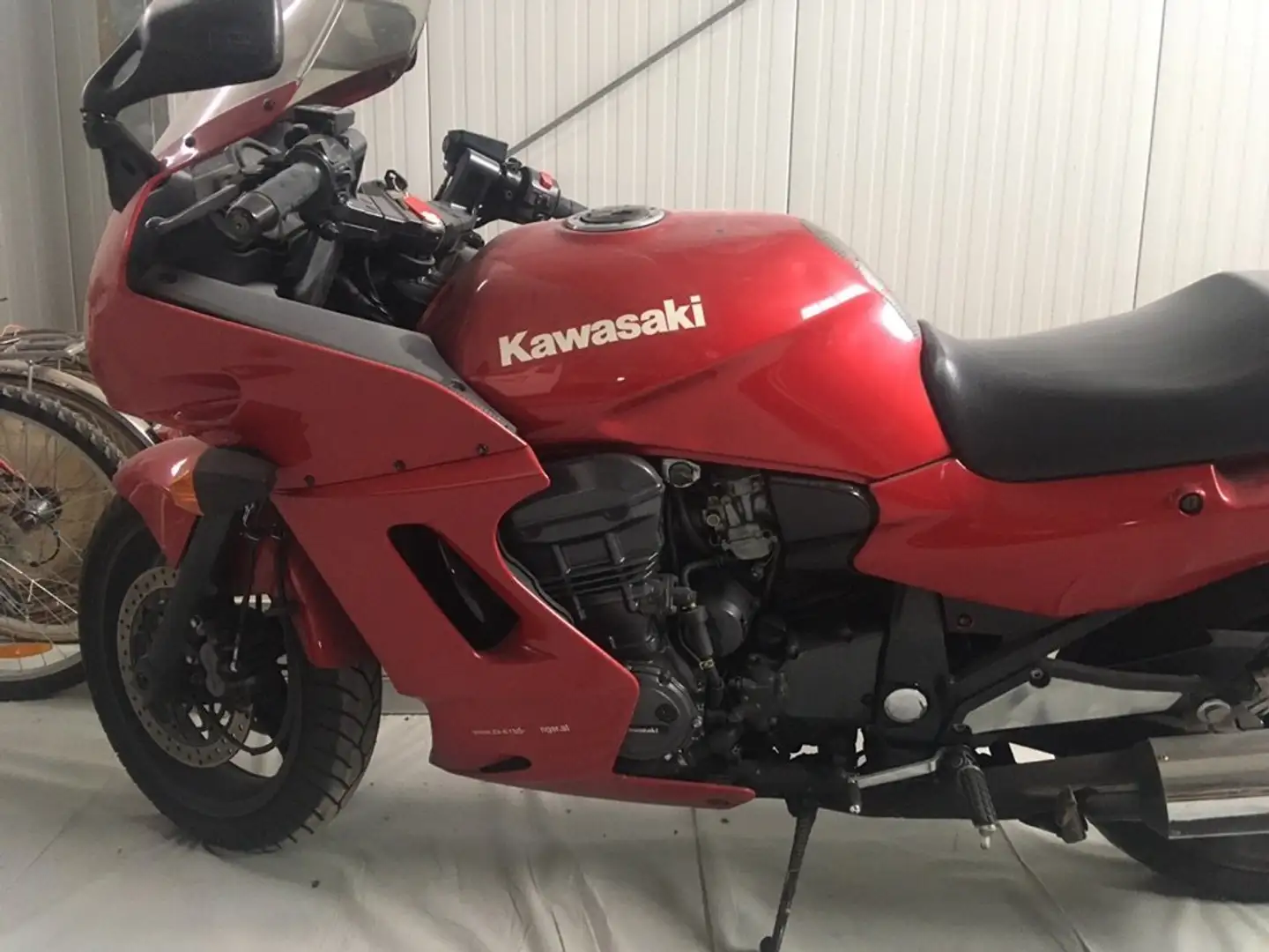 Kawasaki GPZ 1100 Roşu - 2