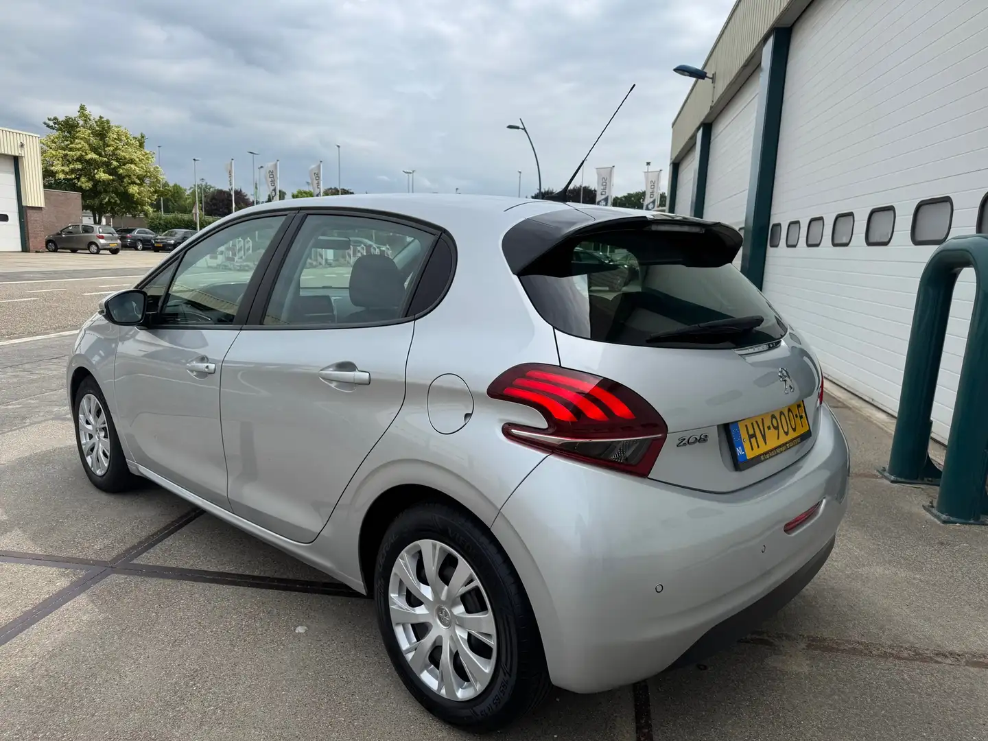 Peugeot 208 1.2 PureTech Active Automaat ! 106.000Km ! Grigio - 2