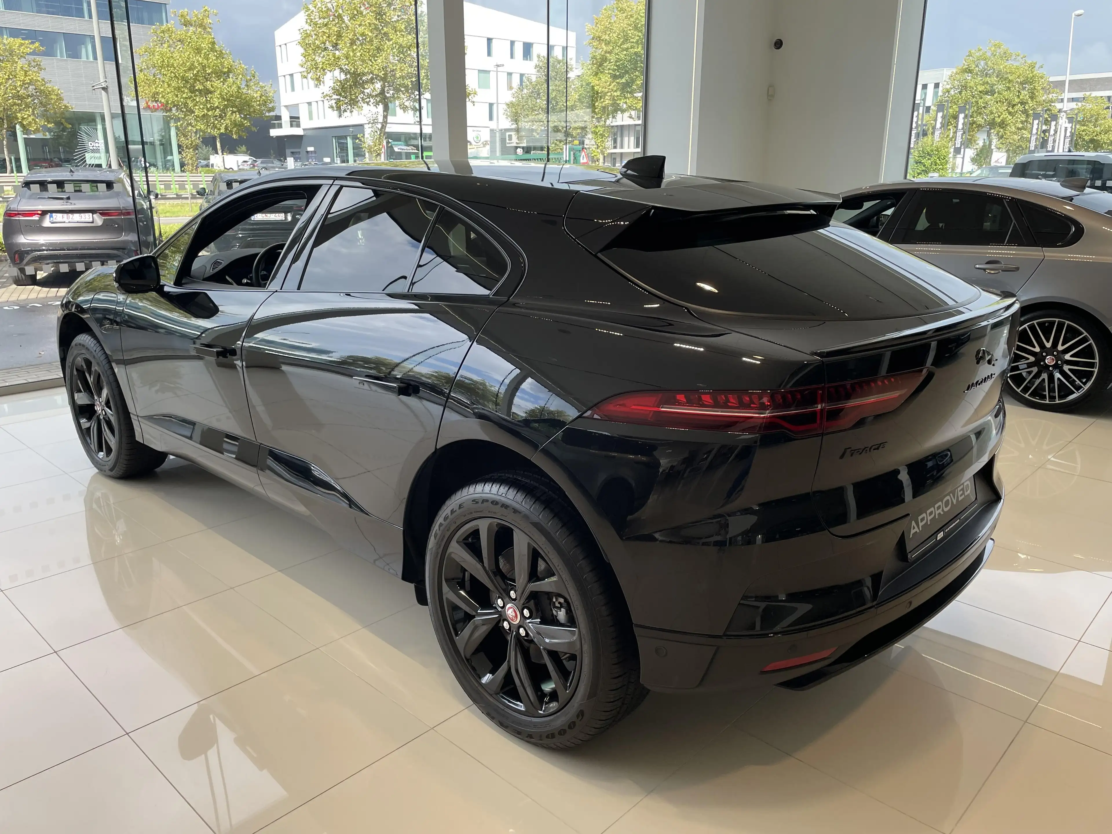 Jaguar I-Pace EV400 SE — photo 2