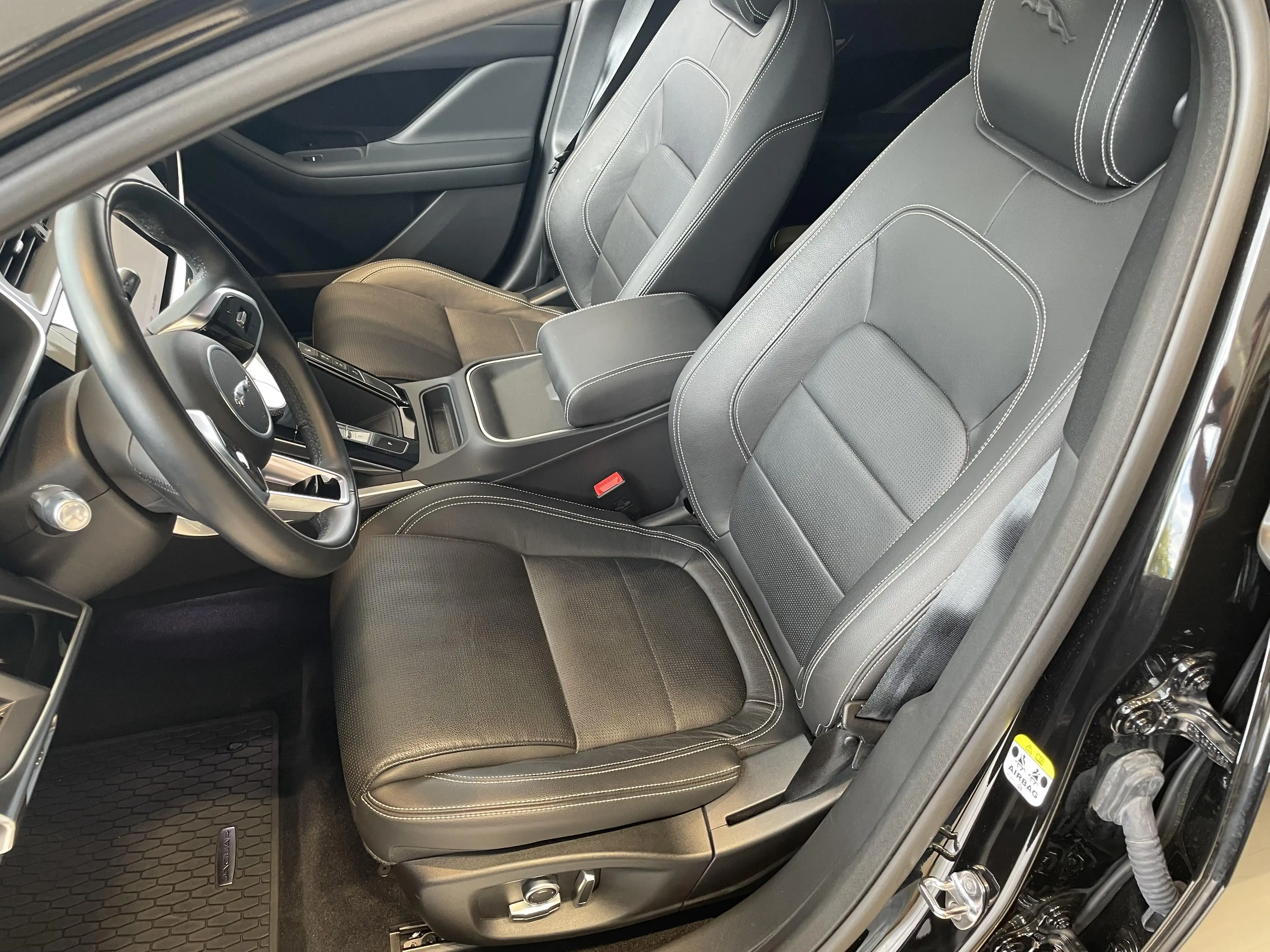 Jaguar I-Pace EV400 SE — photo 13