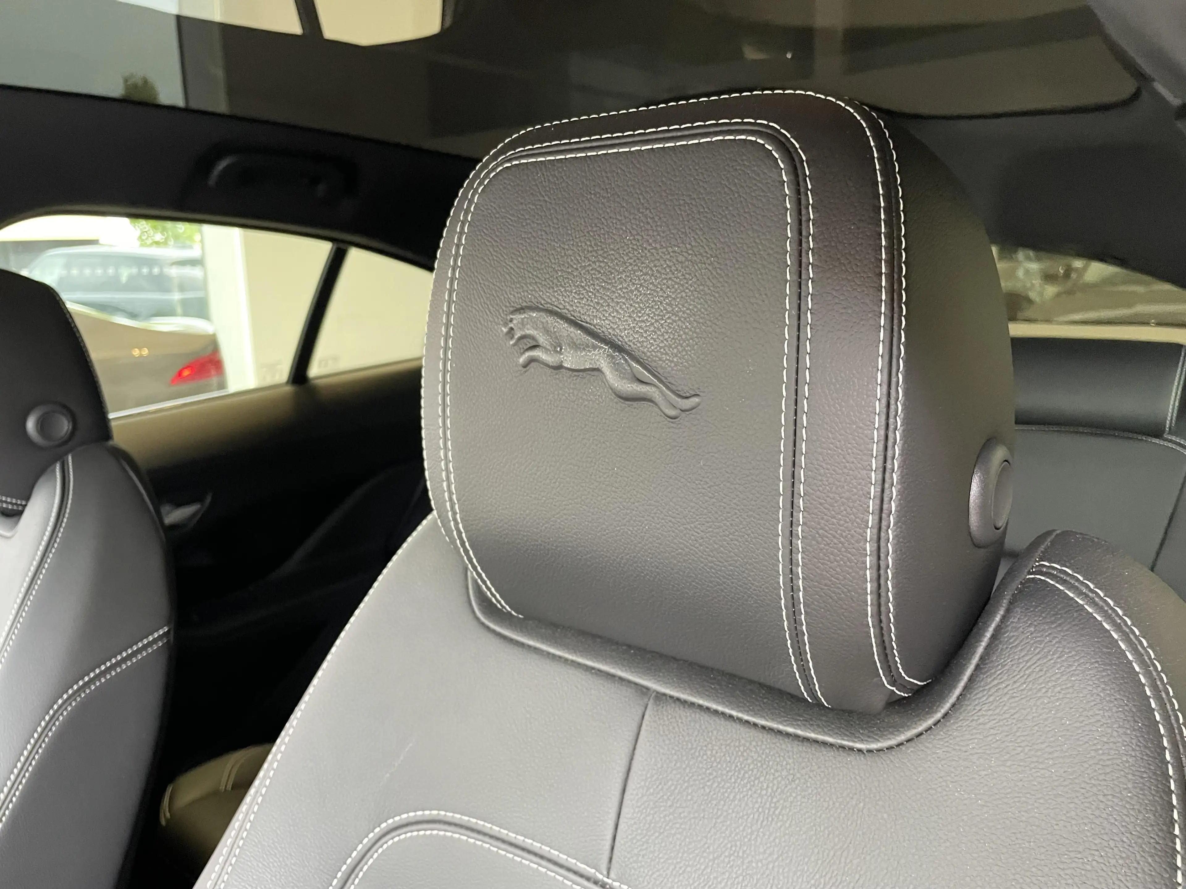 Jaguar I-Pace EV400 SE — photo 14
