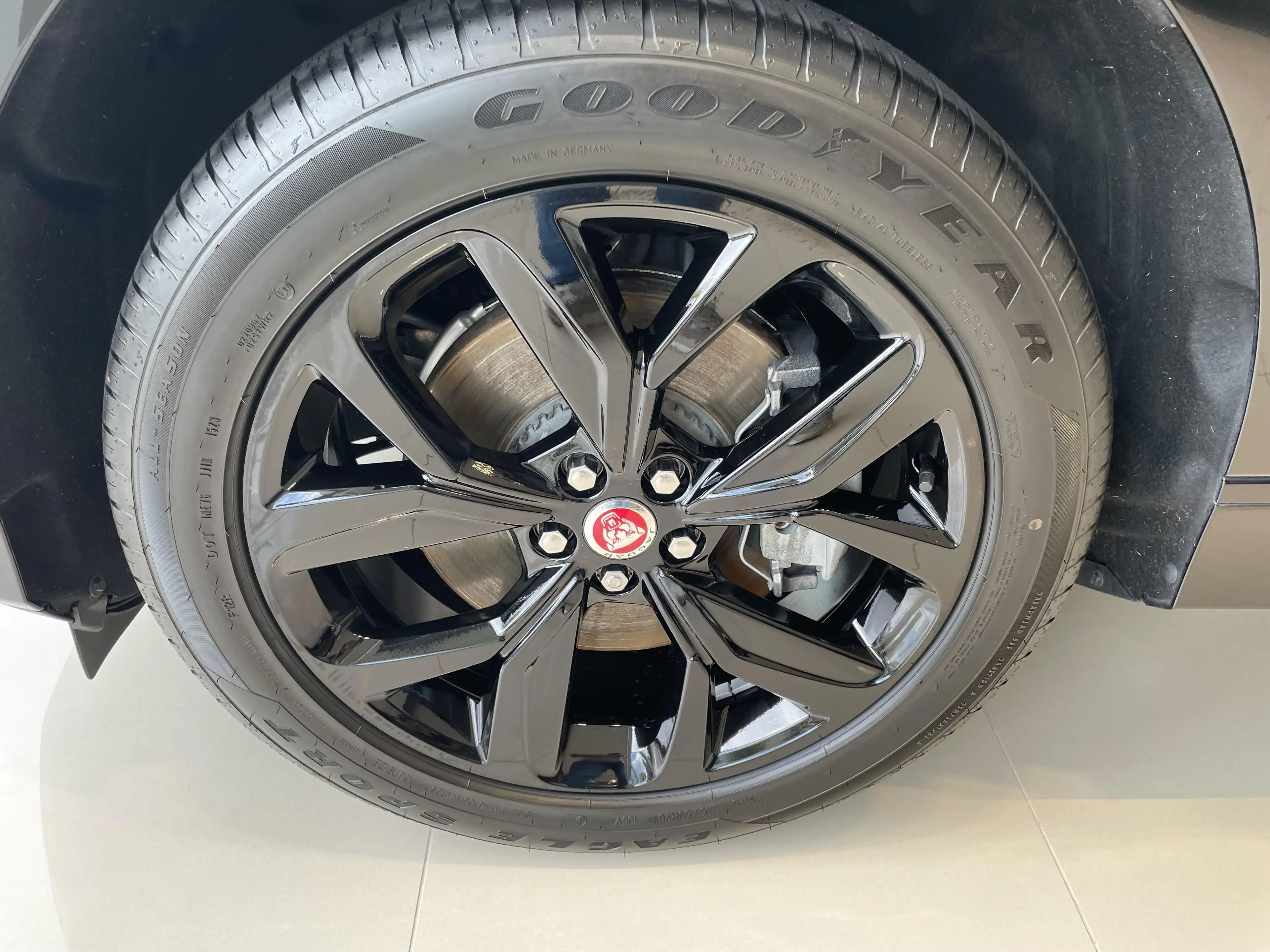 Jaguar I-Pace EV400 SE — photo 8