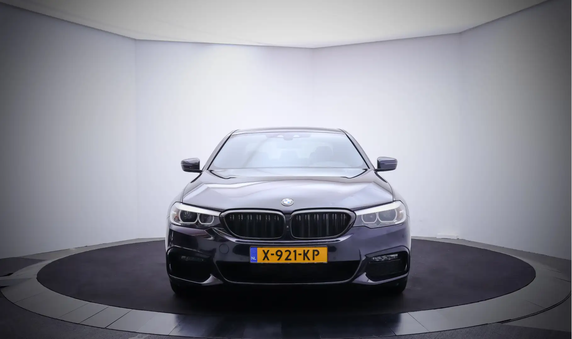 BMW 520 5-serie 520iA M-SPORT High Executive Edition LIVE Zwart - 2
