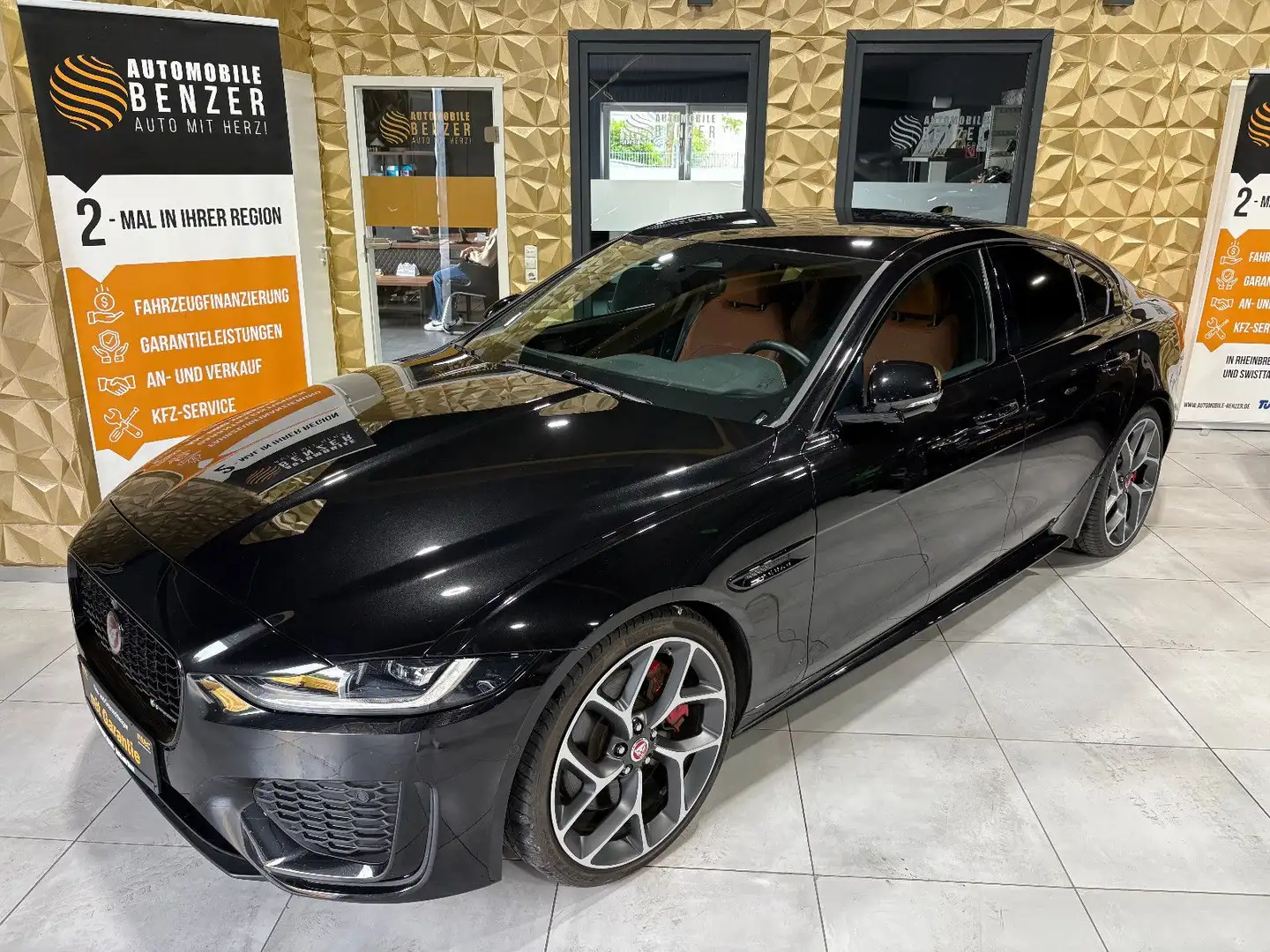Jaguar XE R-Dynamic Black/360°/NAVI/APPLE/SOUND/SHZ Schwarz - 1