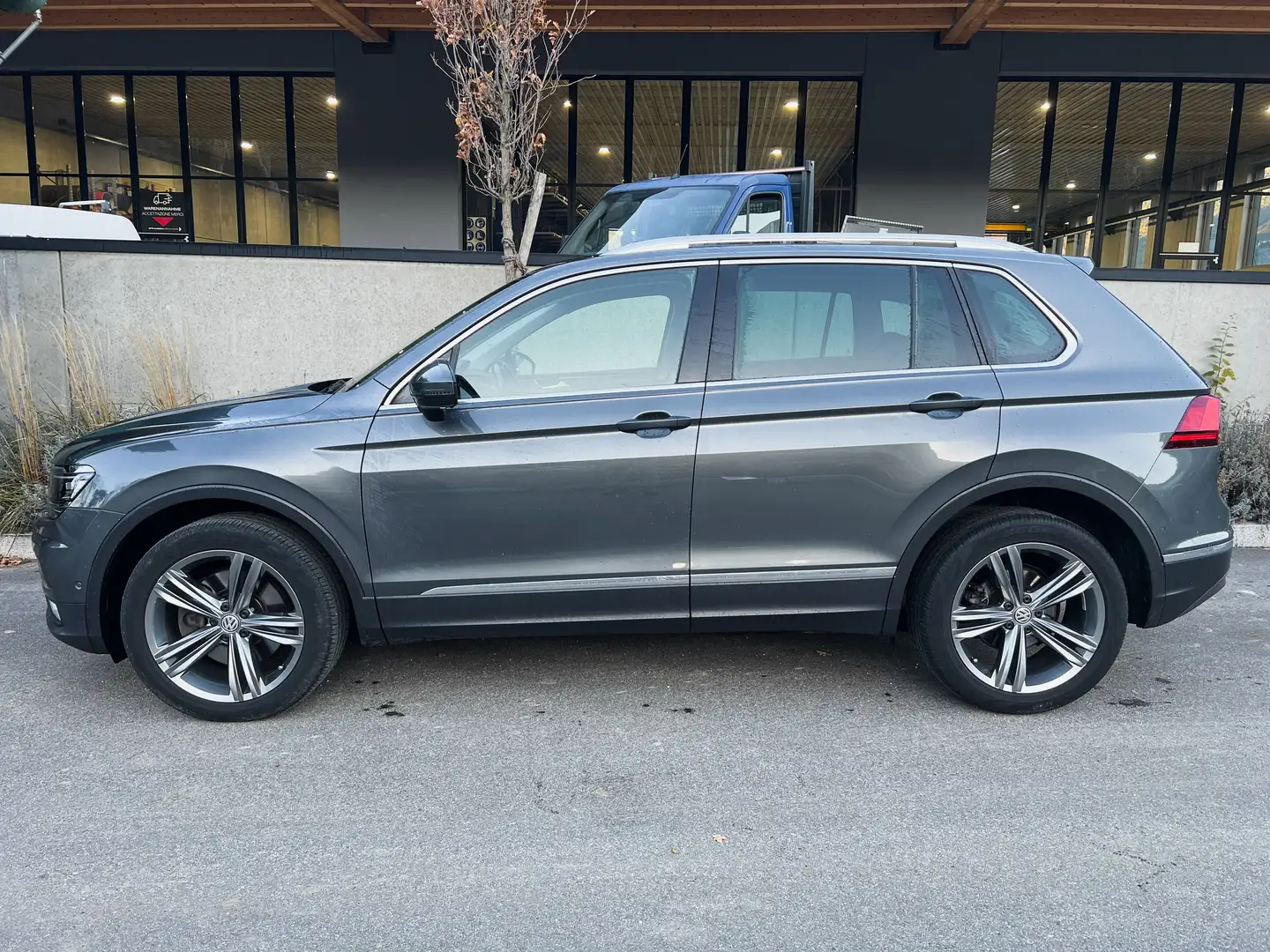 Volkswagen Tiguan 2.0 TDI DSG Highline 4Motion Gancio Telecam. LED Gris - 2