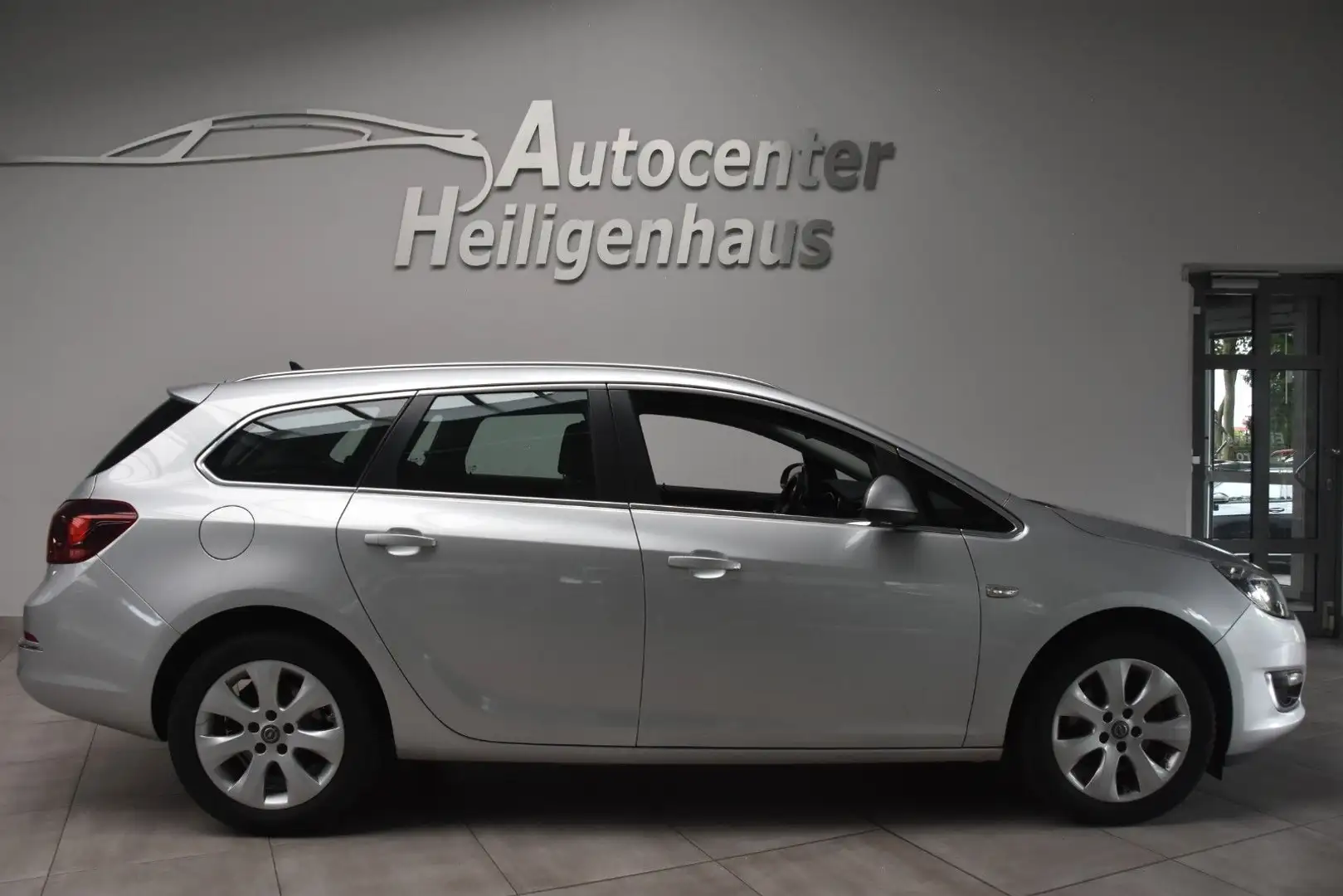 Opel Astra J SportsTourer Exklusiv Navi Klima SHZ AHK Silber - 2