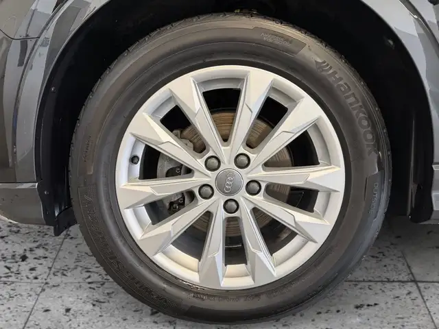 Audi Q3 view 8