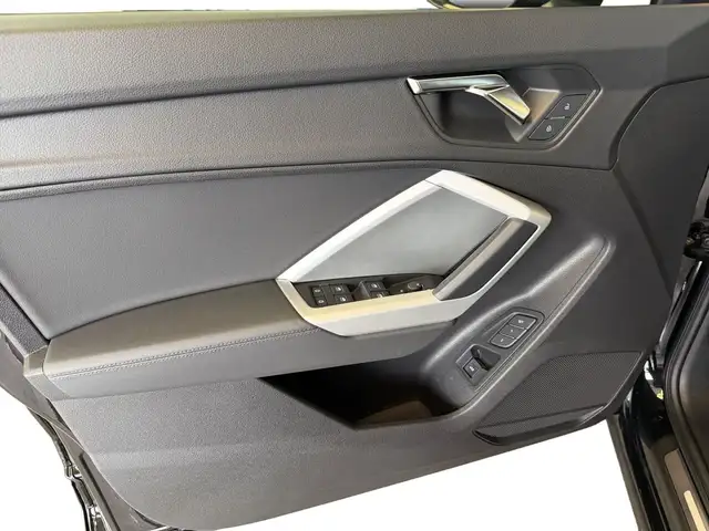 Audi Q3 view 15