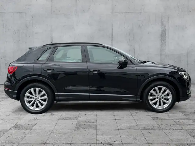 Audi Q3 view 7