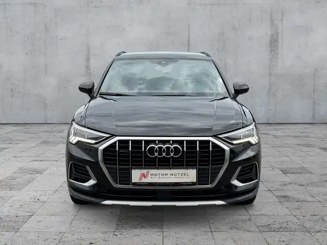 Audi Q3 view 3