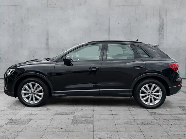 Audi Q3 view 4