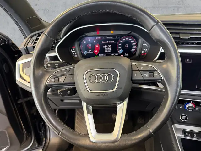 Audi Q3 view 10