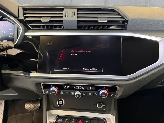 Audi Q3 view 11