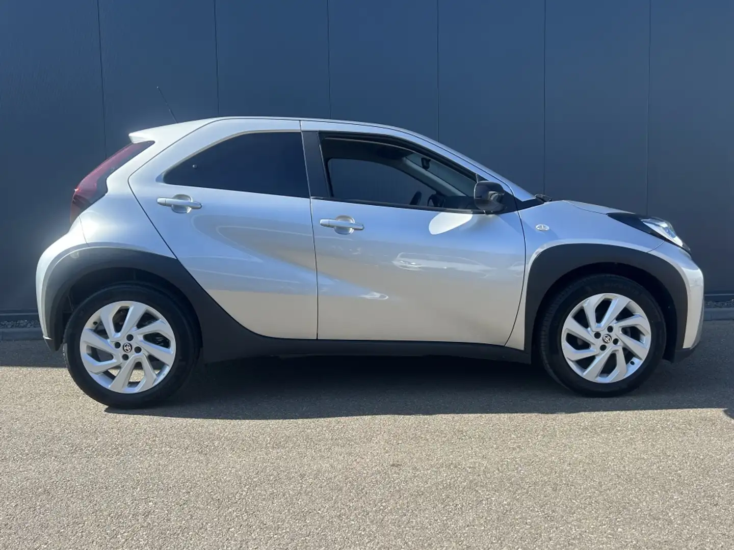 Toyota Aygo X 1.0 VVT-i First | Licht metalen velgen | Camera | Grijs - 2