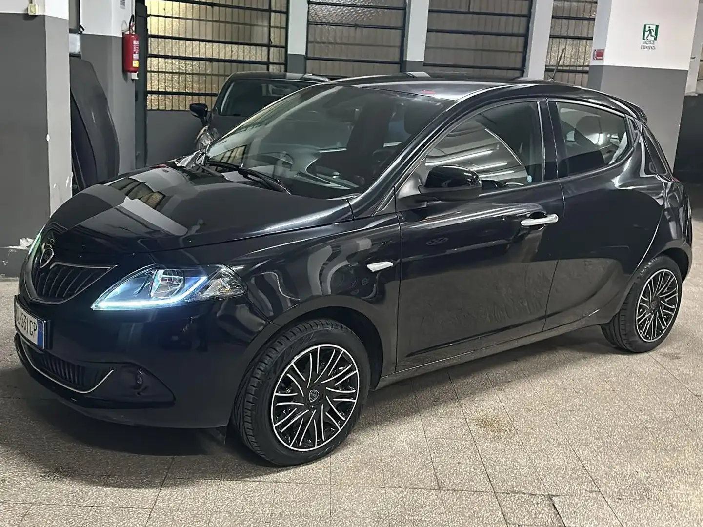 Lancia Ypsilon Ypsilon III GPL 1.0 firefly hybrid Gold s Zwart - 2