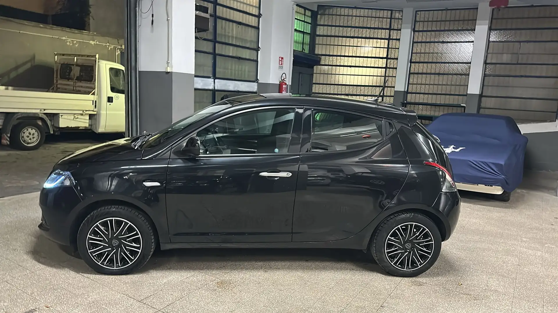 Lancia Ypsilon Ypsilon III GPL 1.0 firefly hybrid Gold s Zwart - 1