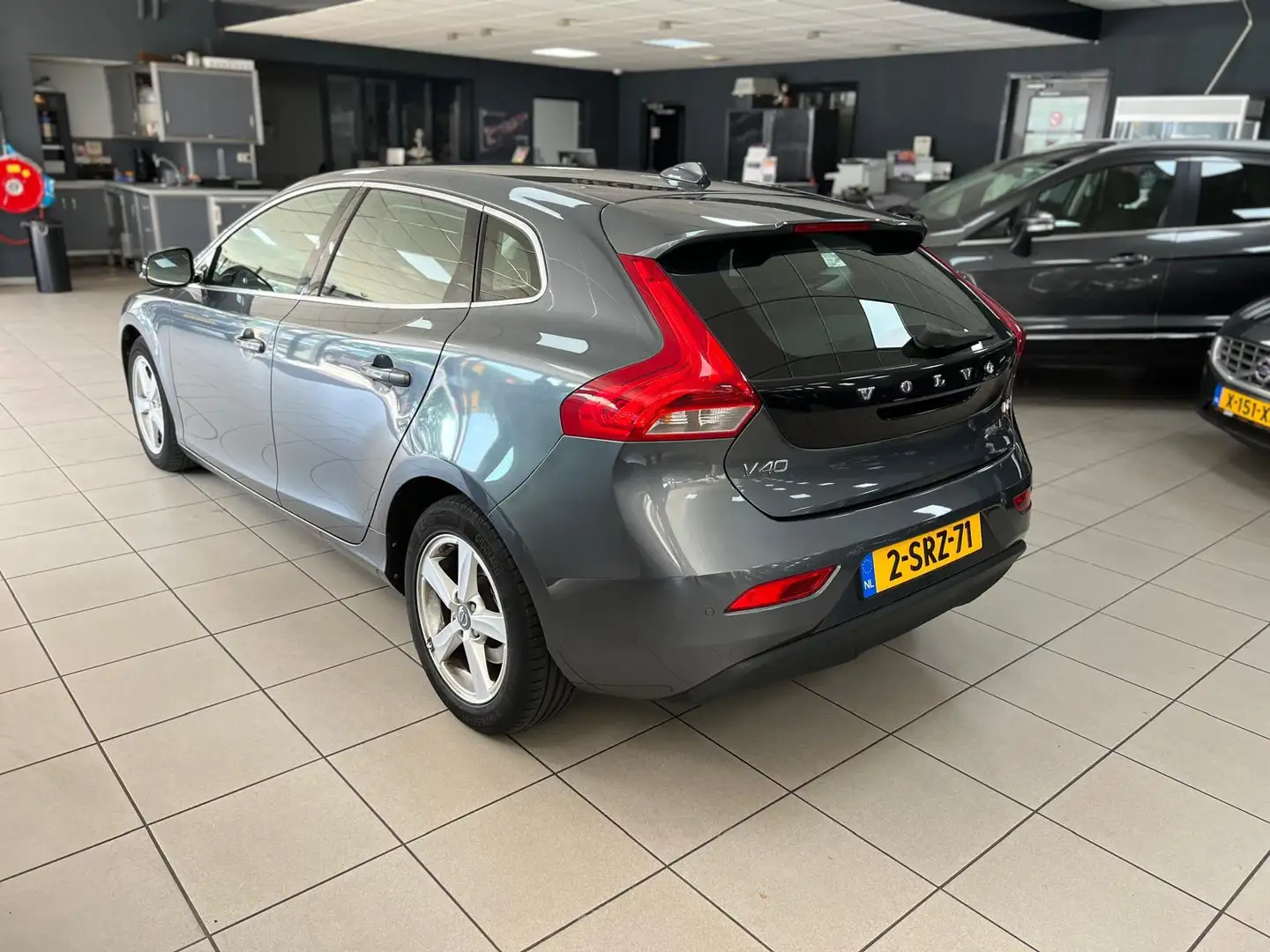 Volvo V40 1.6 D2 R-Design Gris - 2