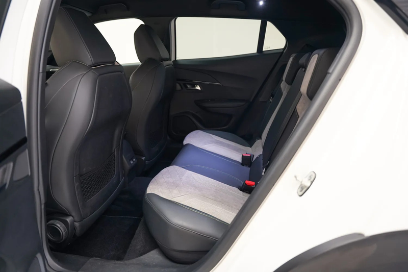 Peugeot e-2008 EV GT Pack 50 kWh 3-Fase [ Navi Camera Apple Carpl — photo 11