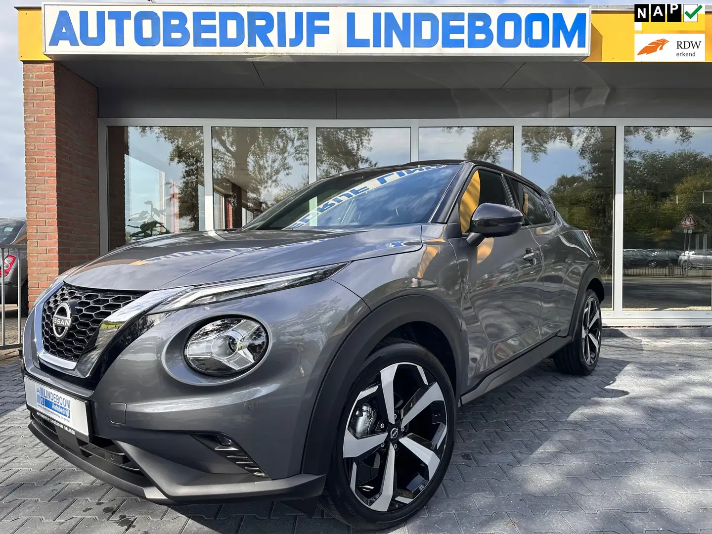 Nissan Juke 1.0 DIG-T Tekna Bose editie Grijs - 1