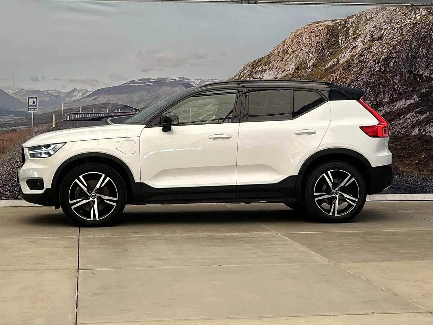 Volvo XC40 T5 R-DESIGN + ACC + BLIS + WINTER + Weiß - 2