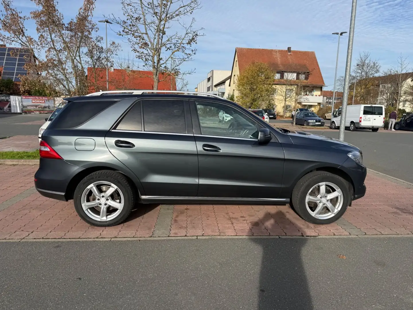 Mercedes-Benz ML 350 CDI BlueTec 4matic AHK 3,5T AUT, KLI, LE Gris - 2