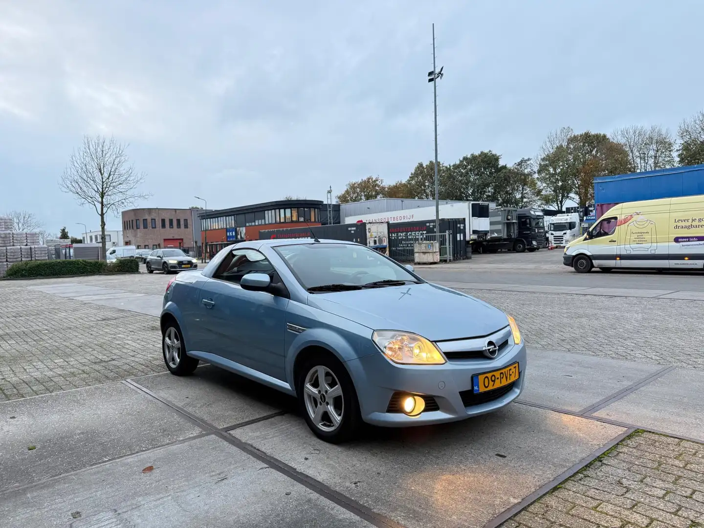 Opel Tigra TwinTop 1.4-16V Enjoy AIRCO/CABRIO Blauw - 2