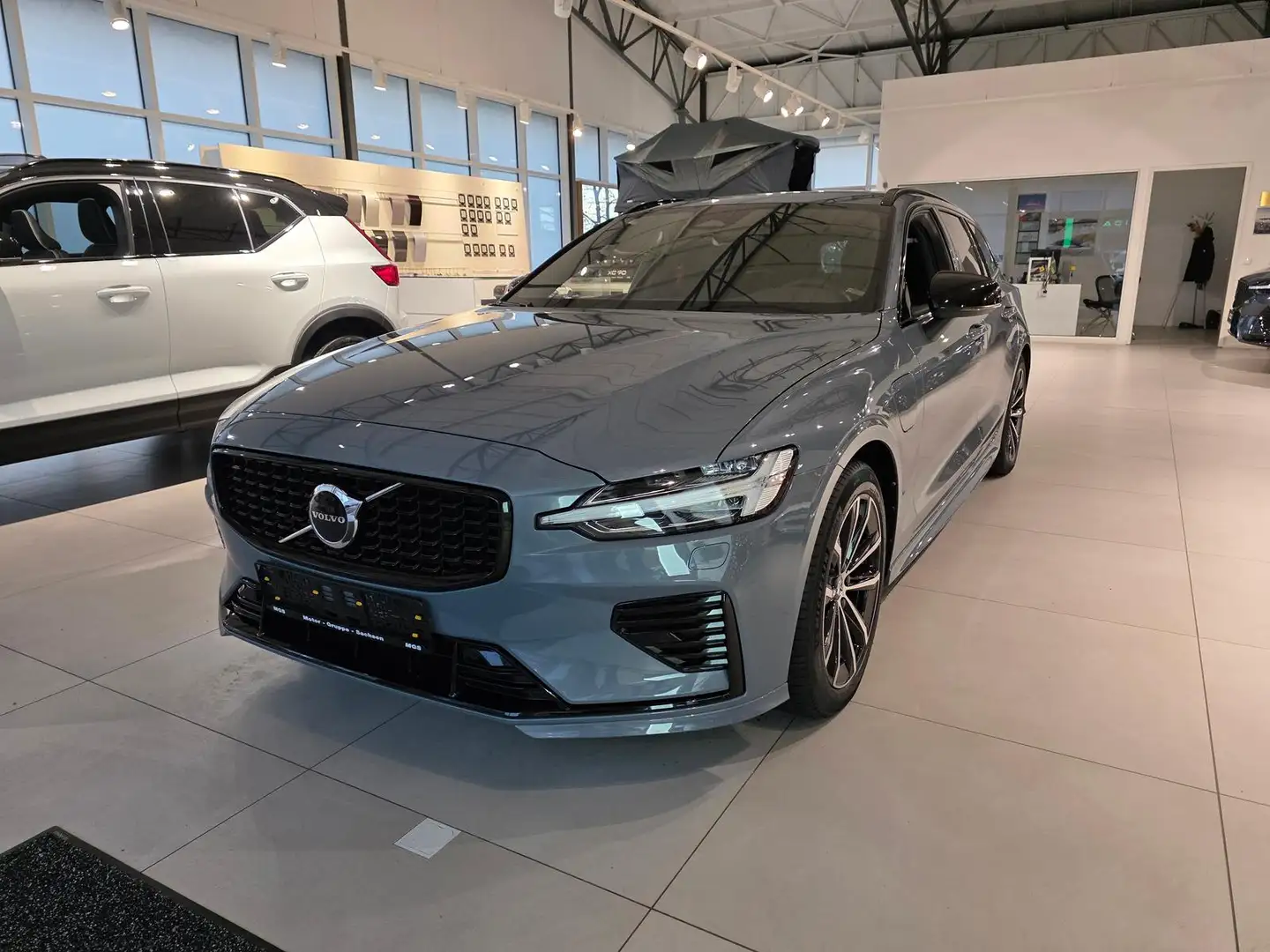 Volvo V60 Kombi Plus Dark Recharge Plug-In Hybrid AWD Grau - 2