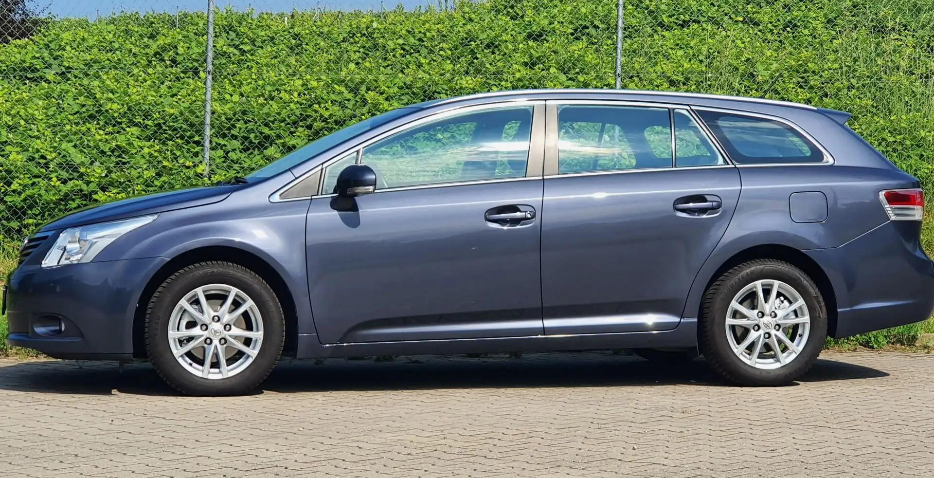 Toyota Avensis 1.8 Kombi Automatik Navi Kamera 1.Hand Albastru - 2