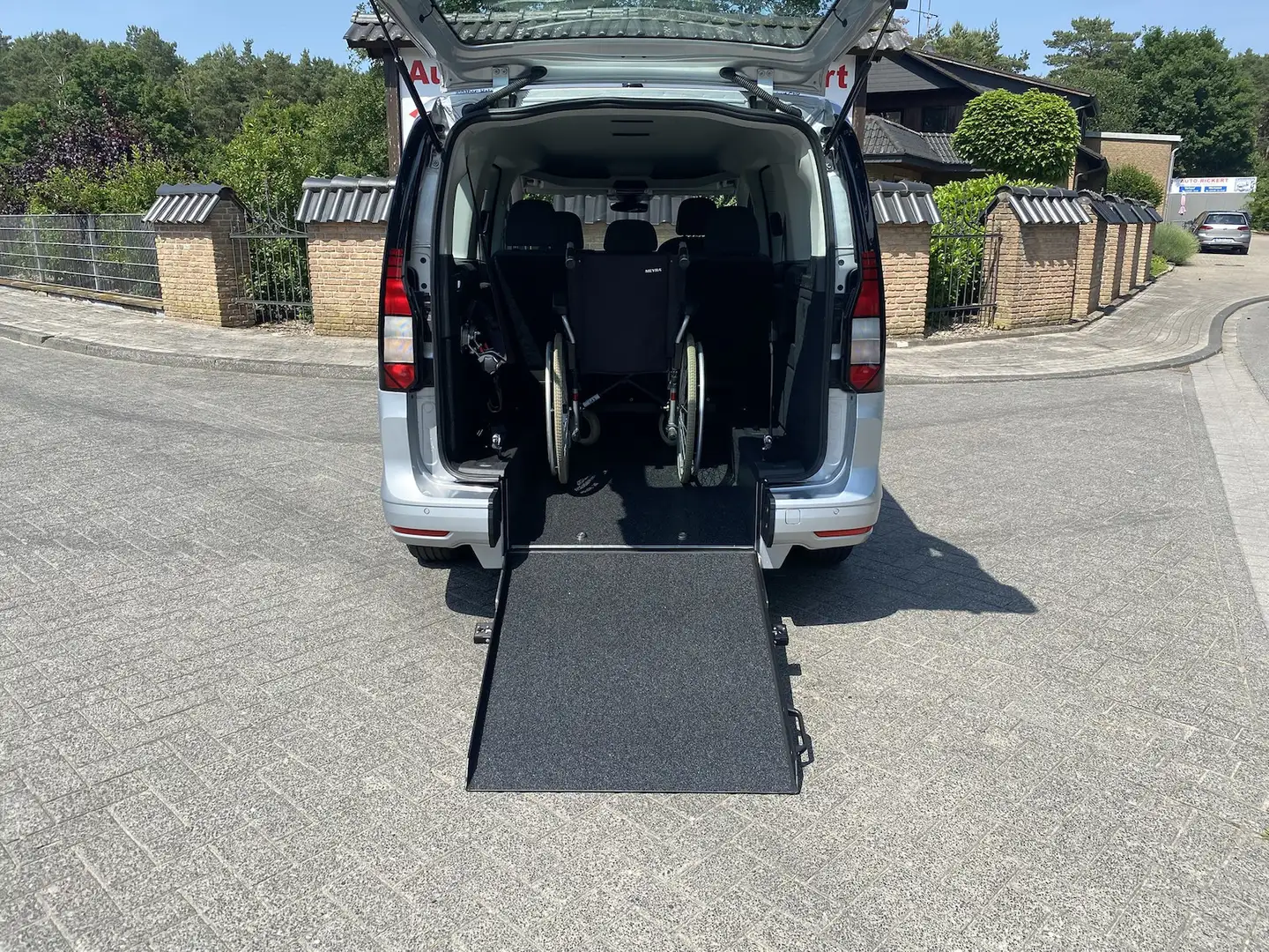 Volkswagen Caddy neues Modell, neuer Rollstuhlumbau, Automatik Silber - 2