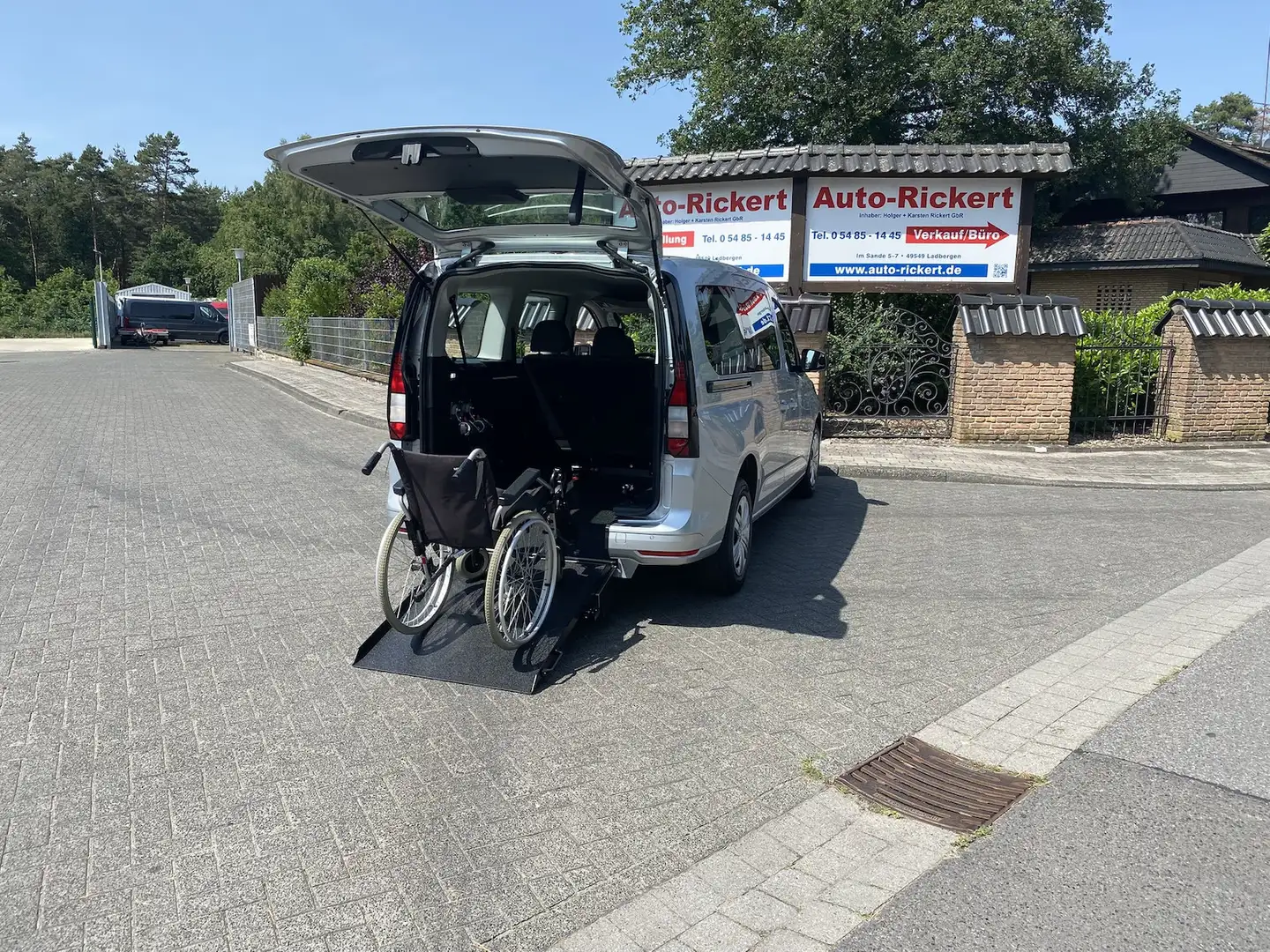 Volkswagen Caddy neues Modell, neuer Rollstuhlumbau, Automatik Silber - 1