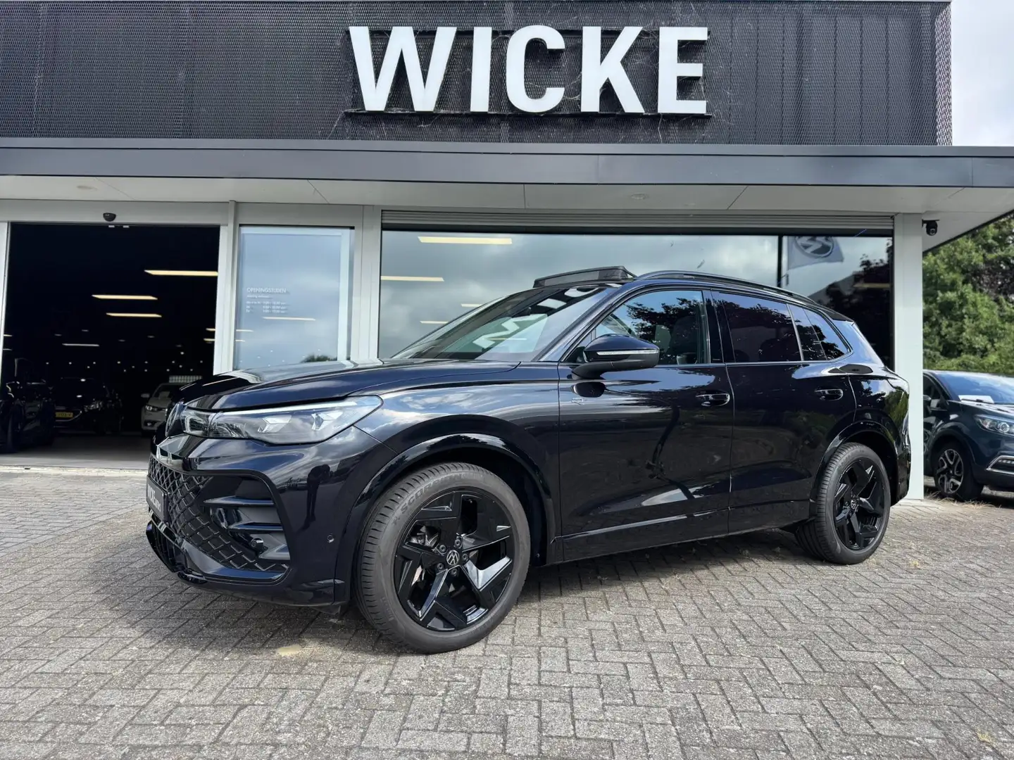 Volkswagen Tiguan 1.5 eTSI R-Line HeadUp Black pakket Pano H&K Trekh Nero - 1