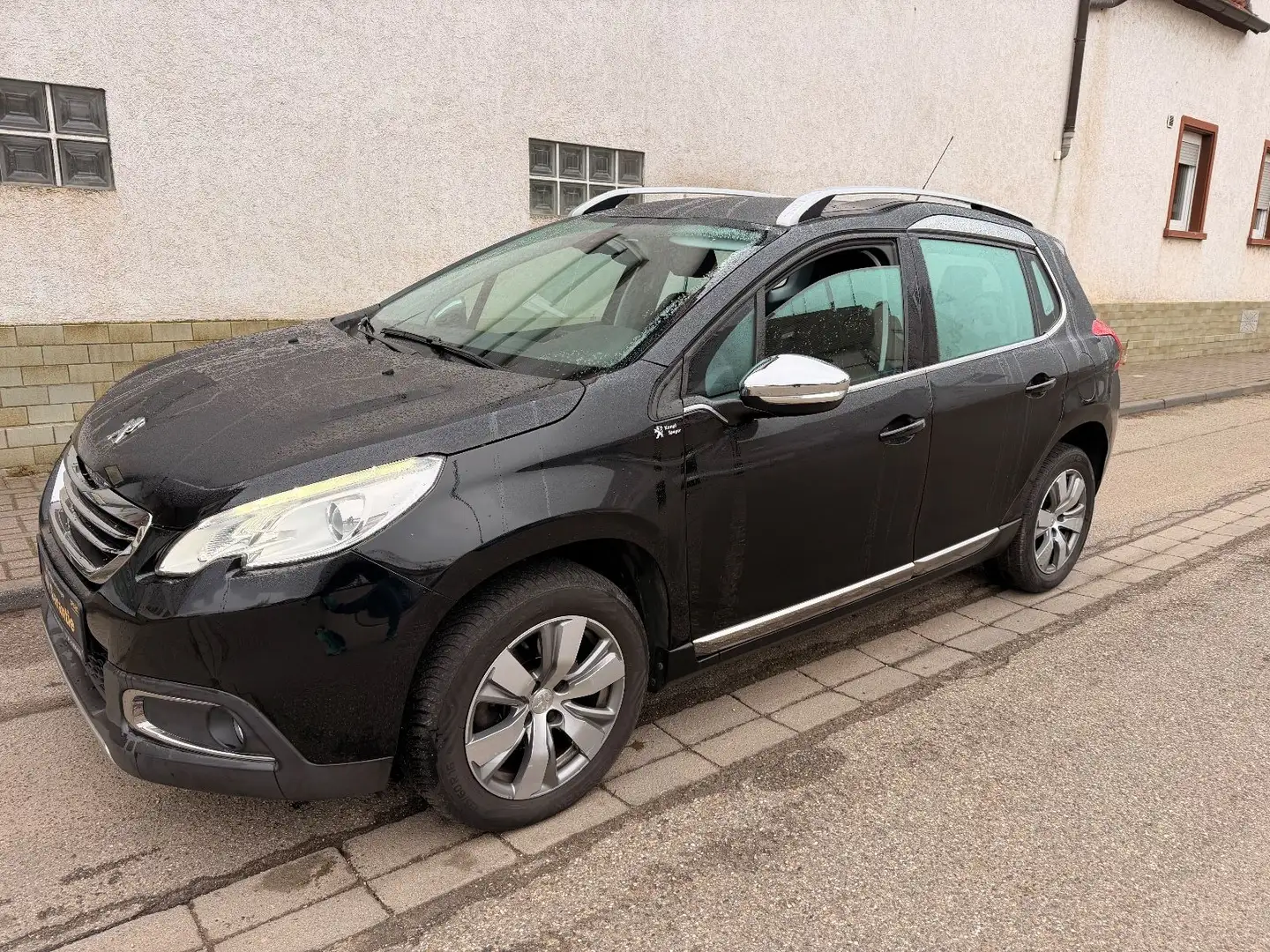 Peugeot 2008 Allure 1.2 e-THP/PureTech Schwarz - 1