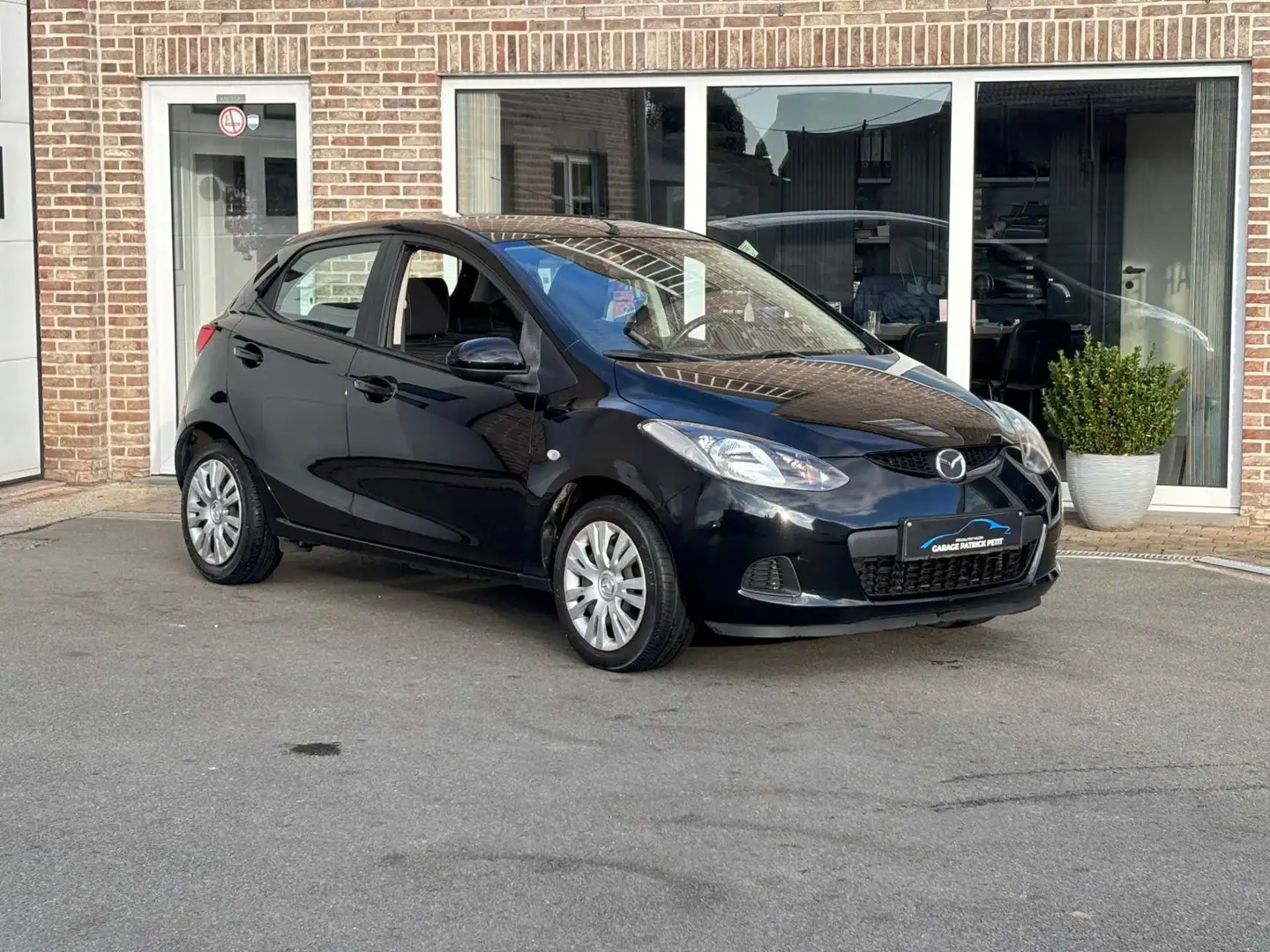 Mazda 2 2 1.3i 16v Active / 136000km / 12m waarborg Zwart - 1