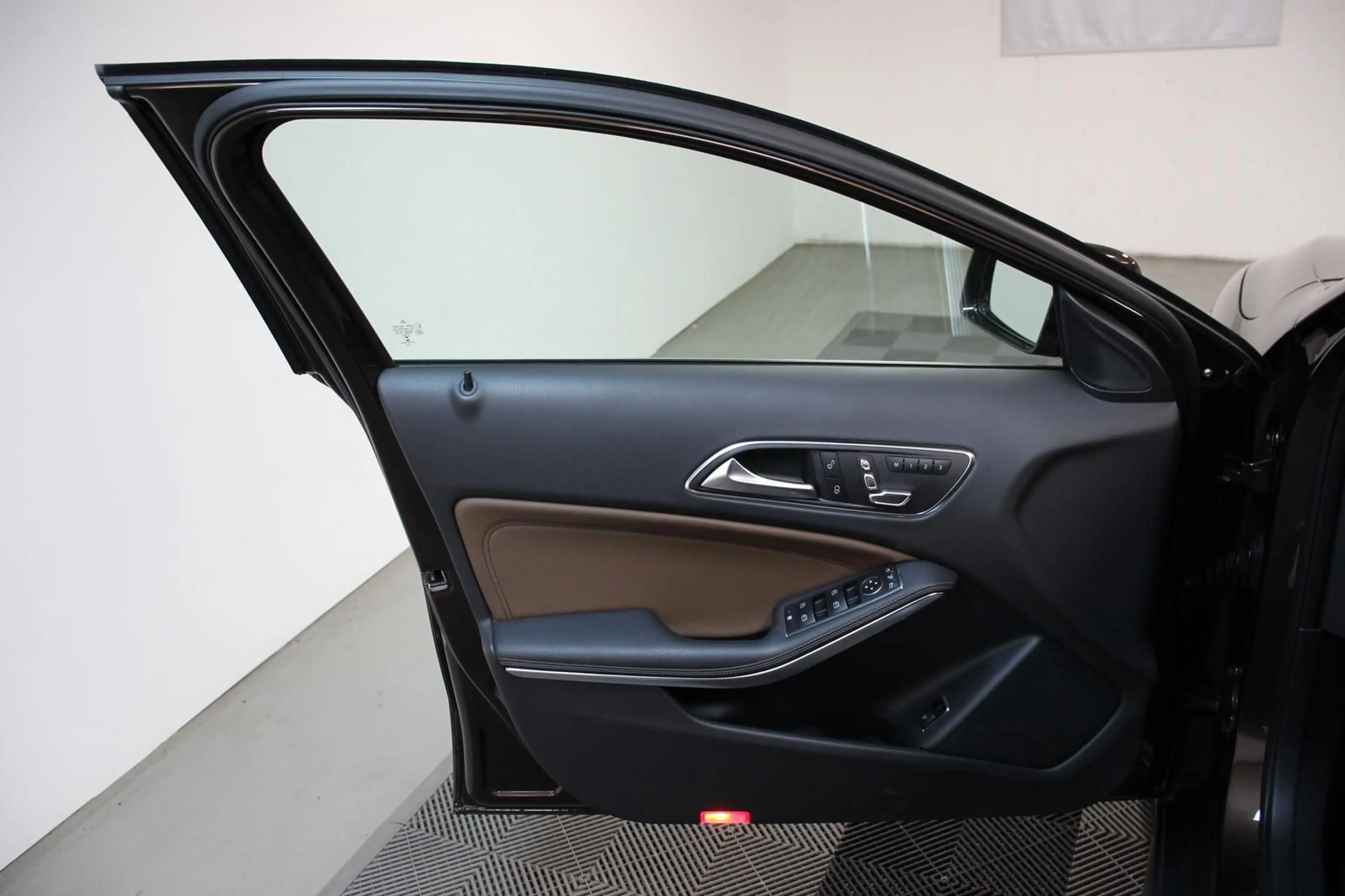 Mercedes-Benz GLA 250 4Matic LED KAMERA NAVI LEDER S.HEFT STHZ — photo 7