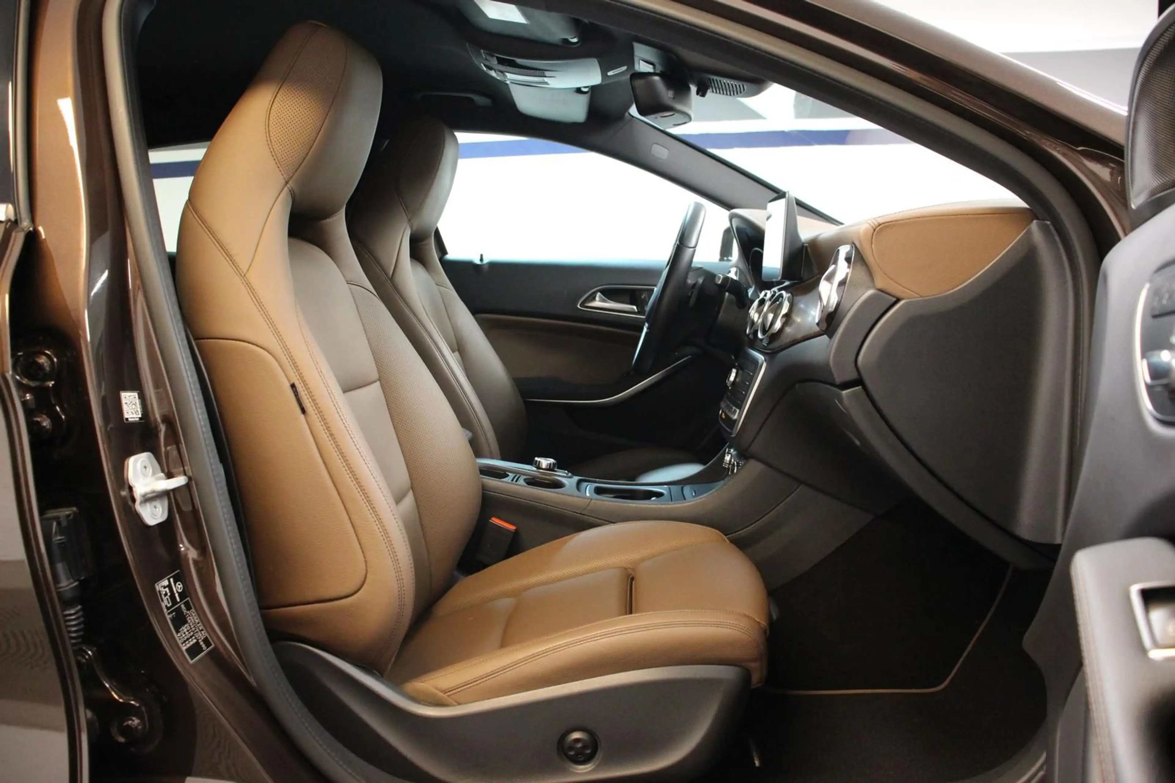 Mercedes-Benz GLA 250 4Matic LED KAMERA NAVI LEDER S.HEFT STHZ — photo 11