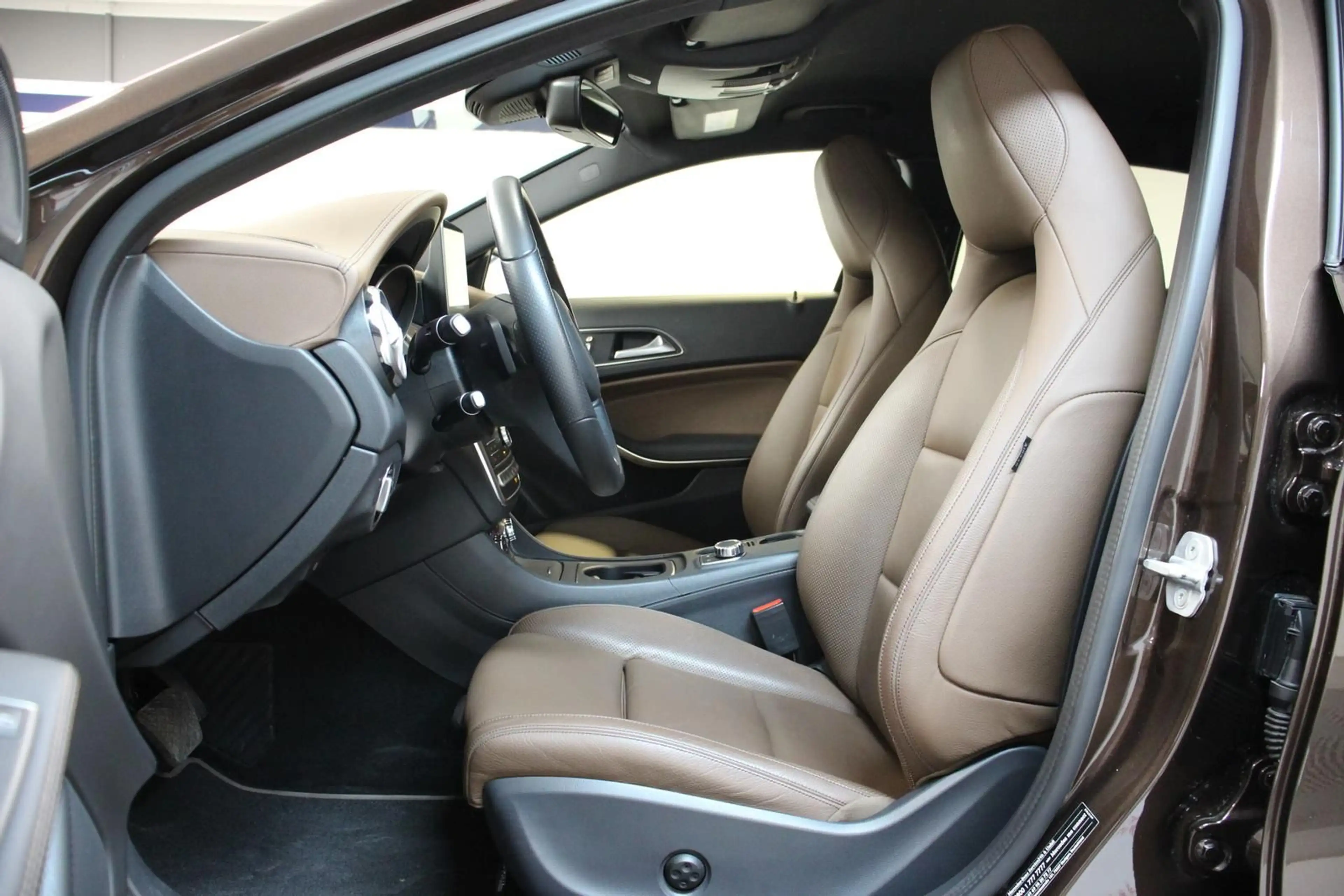 Mercedes-Benz GLA 250 4Matic LED KAMERA NAVI LEDER S.HEFT STHZ — photo 9