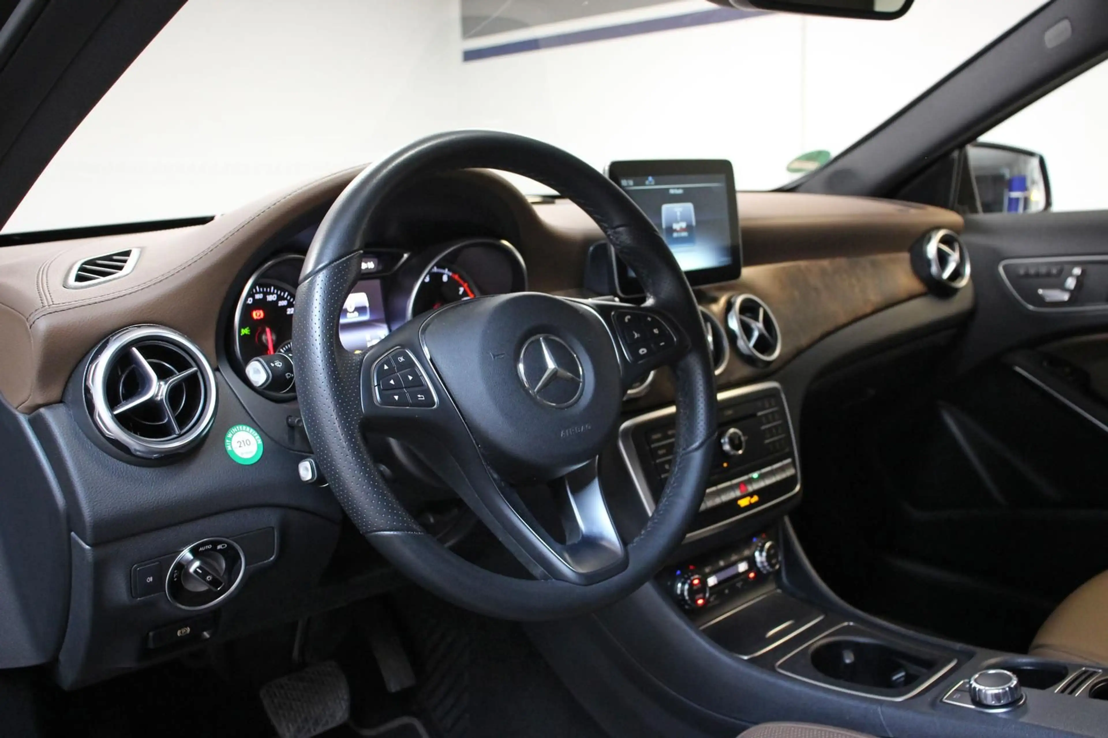 Mercedes-Benz GLA 250 4Matic LED KAMERA NAVI LEDER S.HEFT STHZ — photo 8