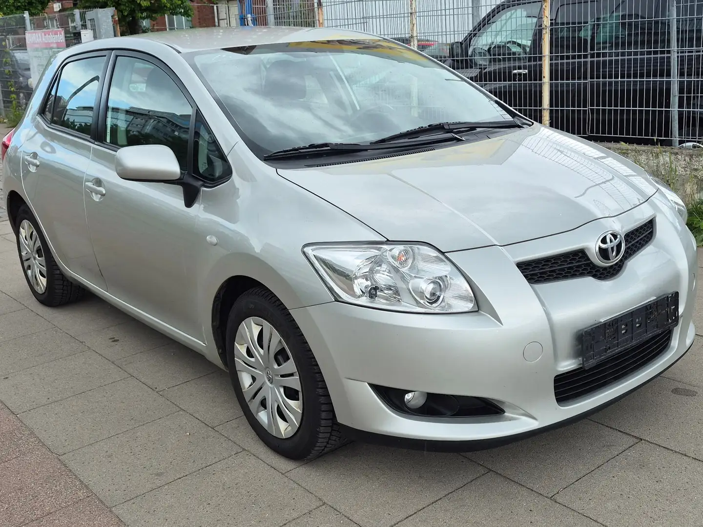 Toyota Auris Luna Grau - 1