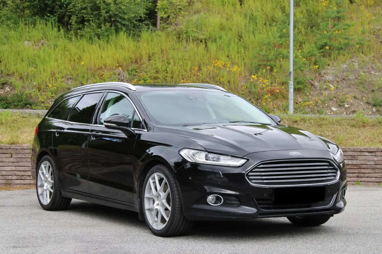 Ford Mondeo Turnier 2.0 TDCi PowerShift-Aut Allrad Titanium Schwarz - 1