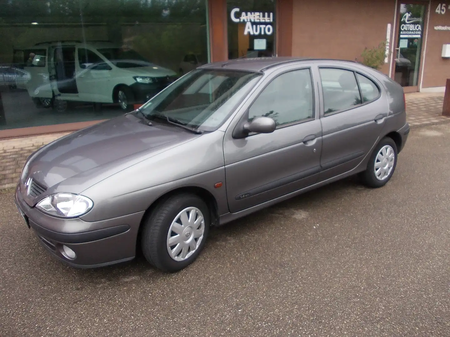 Renault Megane Megane Berlina 1.4 16v Air Gris - 1