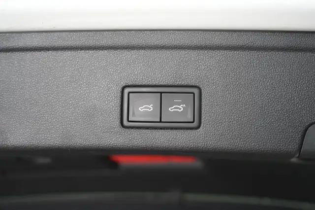 Volkswagen Touareg view 8